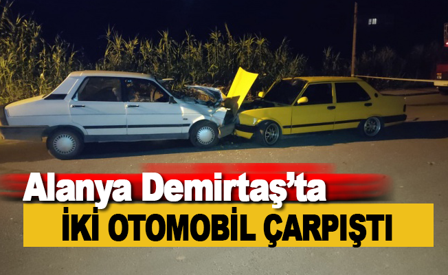 Alanya Demirtaş’ta iki otomobil çarpıştı
