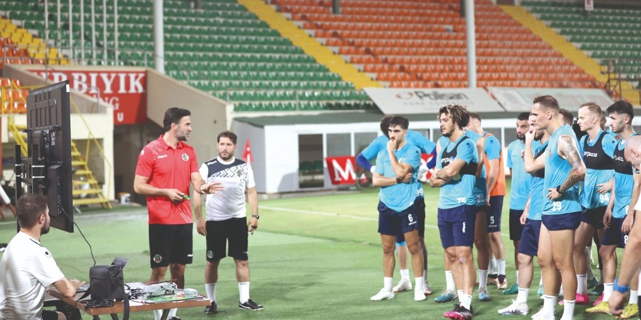 Alanyaspor zorlu karşılaşmaya hazırlanıyor! Başakşehir maçı için geri sayım başladı