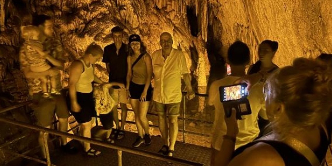 Turistler, Dim Mağarası'nda serinliyor