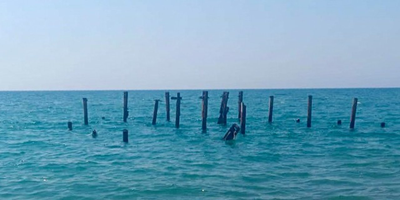 Antalya'nın Lara sahili tehlikeden temizlendi! Denizdeki demir kazıklar kaldırıldı