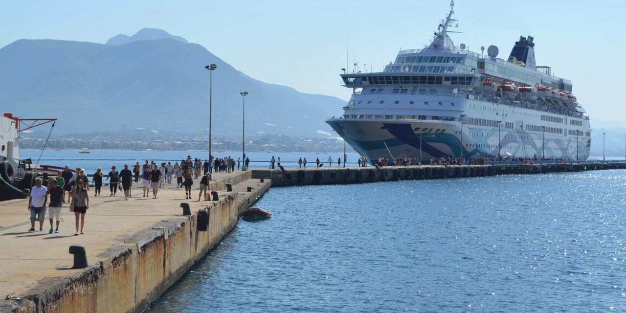 Crown İris adlı lüks kruvaziyer, Alanya'ya İsrailli turistleri dördüncü kez getirdi