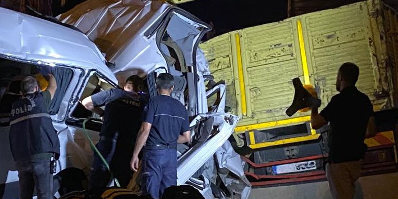 Alanya'da ölümlü kaza! Turistlerin minibüsü kamyona çarptı
