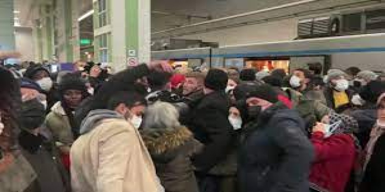 Metrobüs Duraklarında İzdiham:  İstanbul Halkı İsyan Ediyor