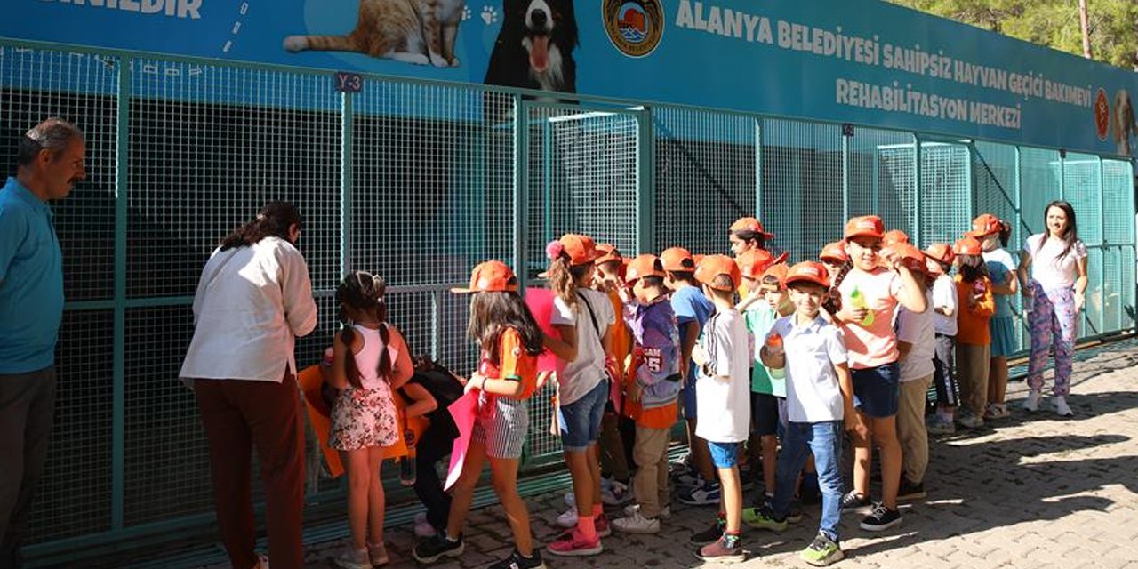 Alanya Belediyesi, Dünya Hayvanları Koruma Günü'nde anlamlı etkinlik gerçekleştirdi!