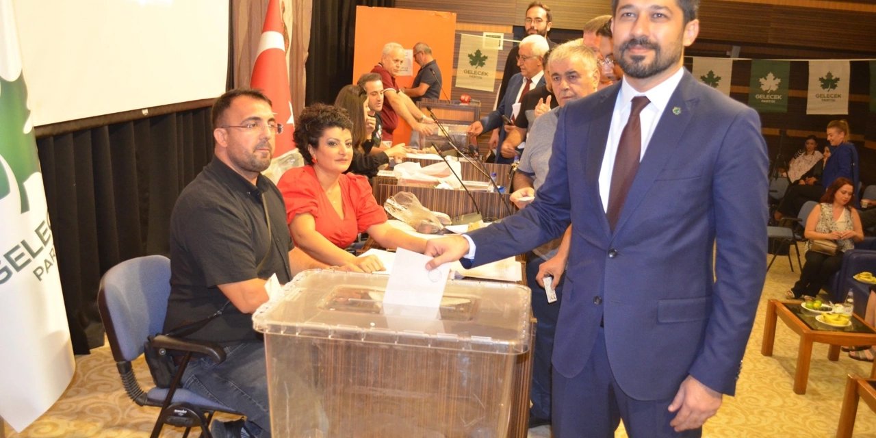 Alanya'da Gelecek Partisi İlçe Başkanlığı yeniden Mevlüt Çakan'a teslim edildi!