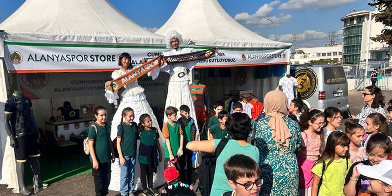 Alanyaspor, Antalya Bilim Festivali'nde! Yeni sezon formaları ziyaretçilerle buluşturdu