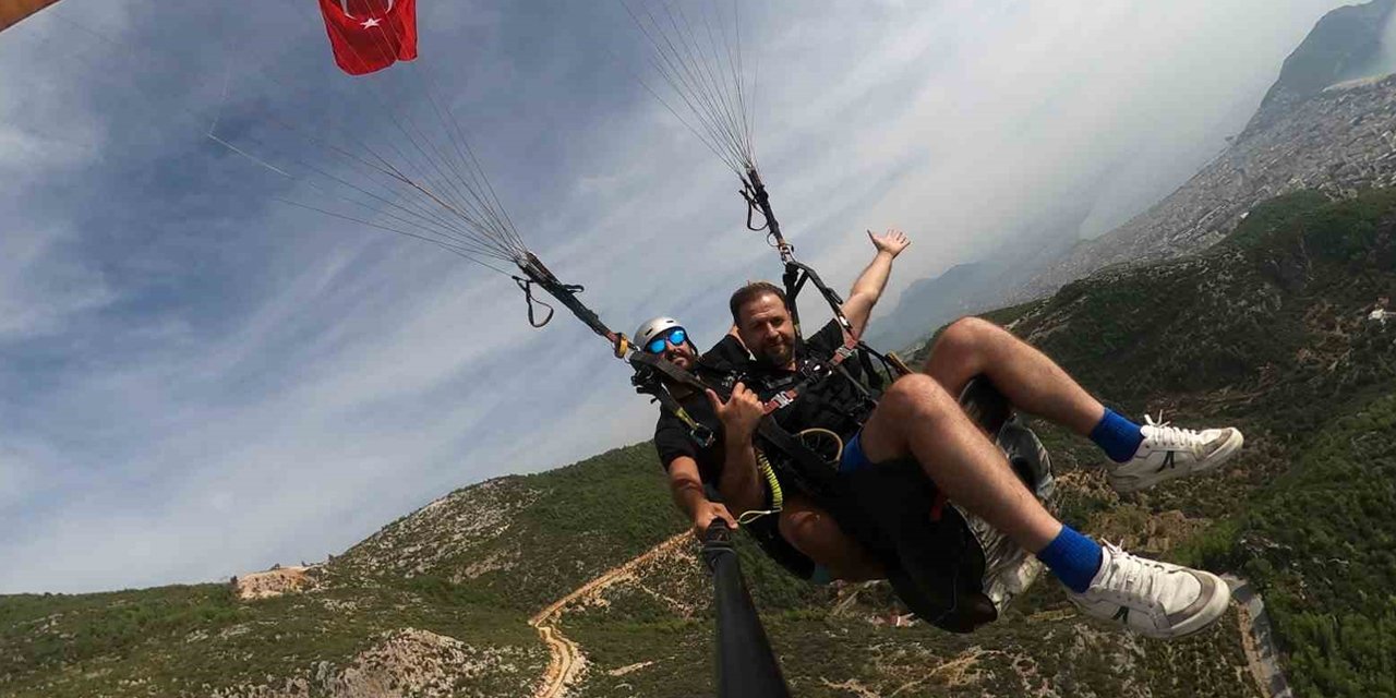 Alanya'da gaziler, Cumhuriyet'in 100. yılını yamaç paraşütü ile kutladılar!