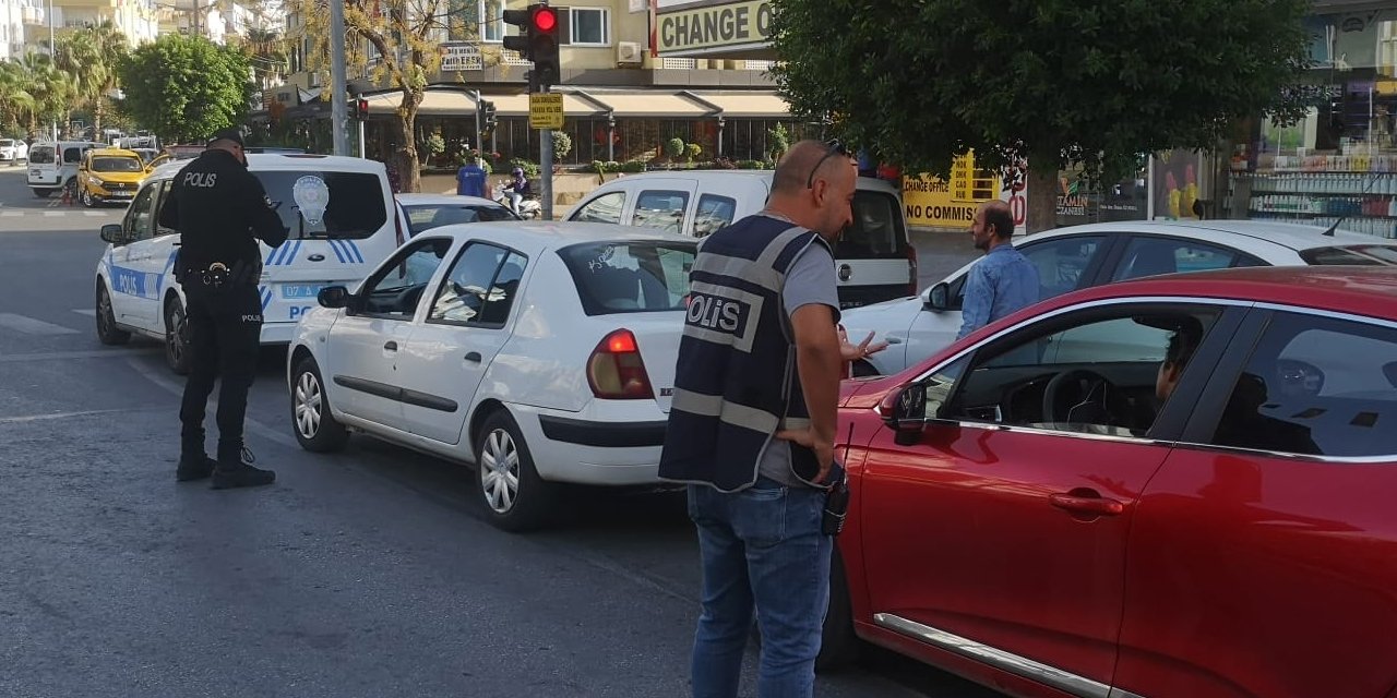 Alanya'da trafik uygulaması! 7 araç sürücüsüne ceza yağdı