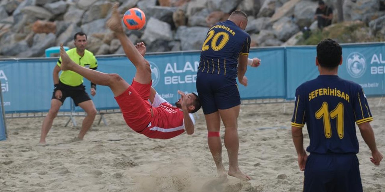 Alanya'da plaj futbolu heyecanı! Yarı finale çıkan takımlar belli oldu