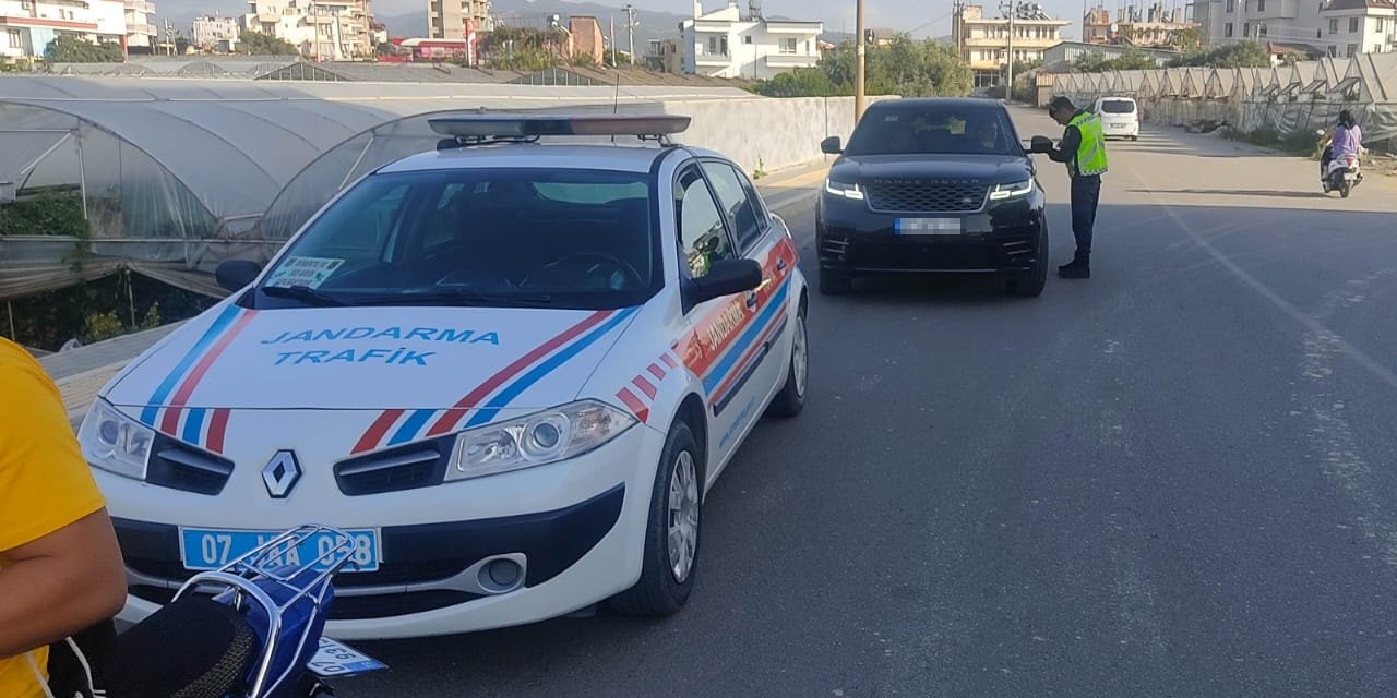 Alanya'da genel trafik uygulaması! 1 aranan şahıs yakalandı