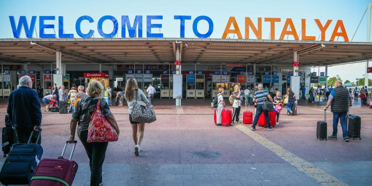 Antalya'da turistler trafik sorunuyla boğuşuyor! Alanya'ya ulaşım 5 saati buluyor