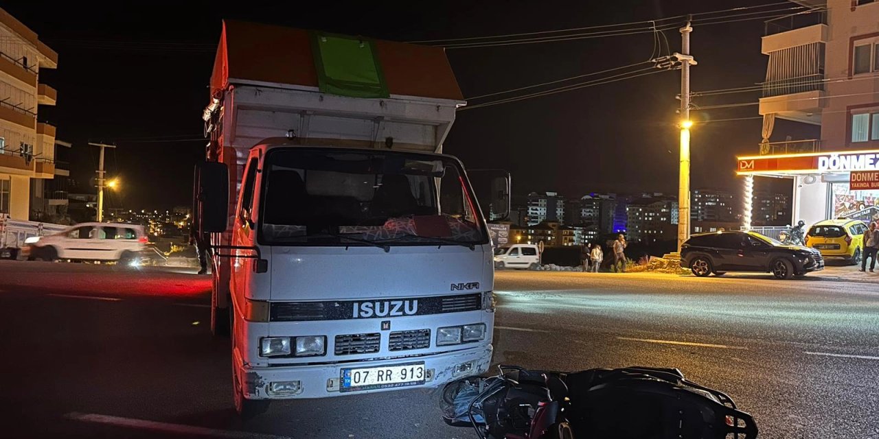 Alanya'da Kamyonet ve Motosiklet Çarpıştı: Bir Yaralı