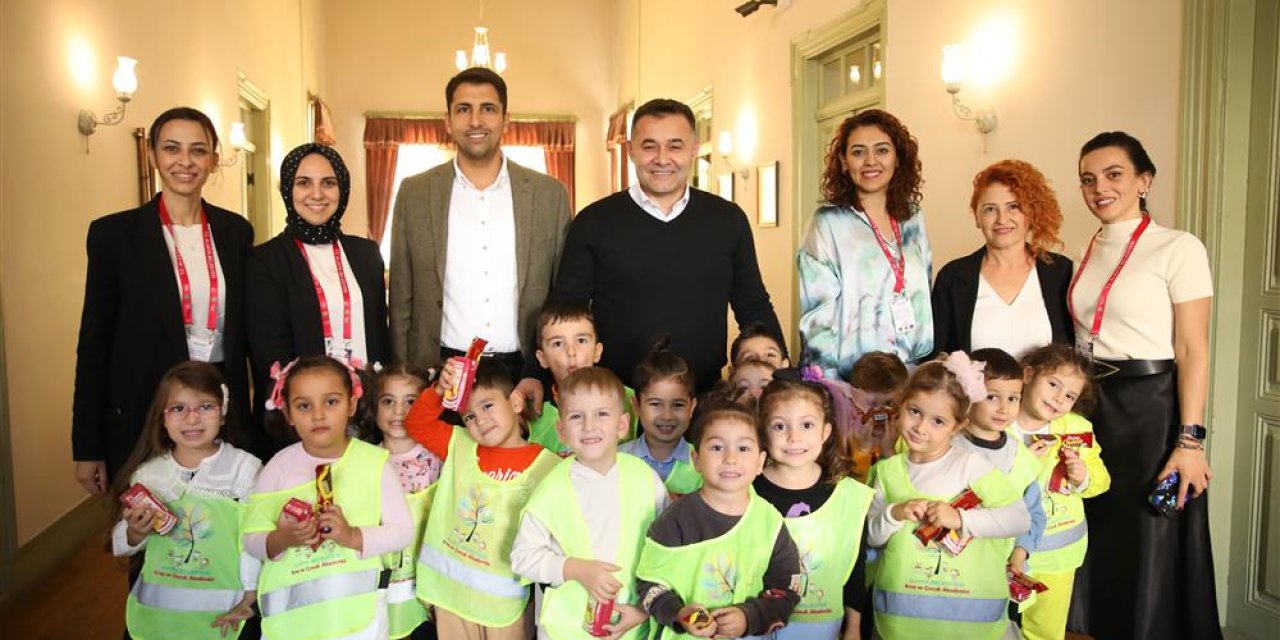 Alanya Belediye Başkanı, Çocuk Hakları Günü'nde Minik Ziyaretçilere Ev Sahipliği Yaptı