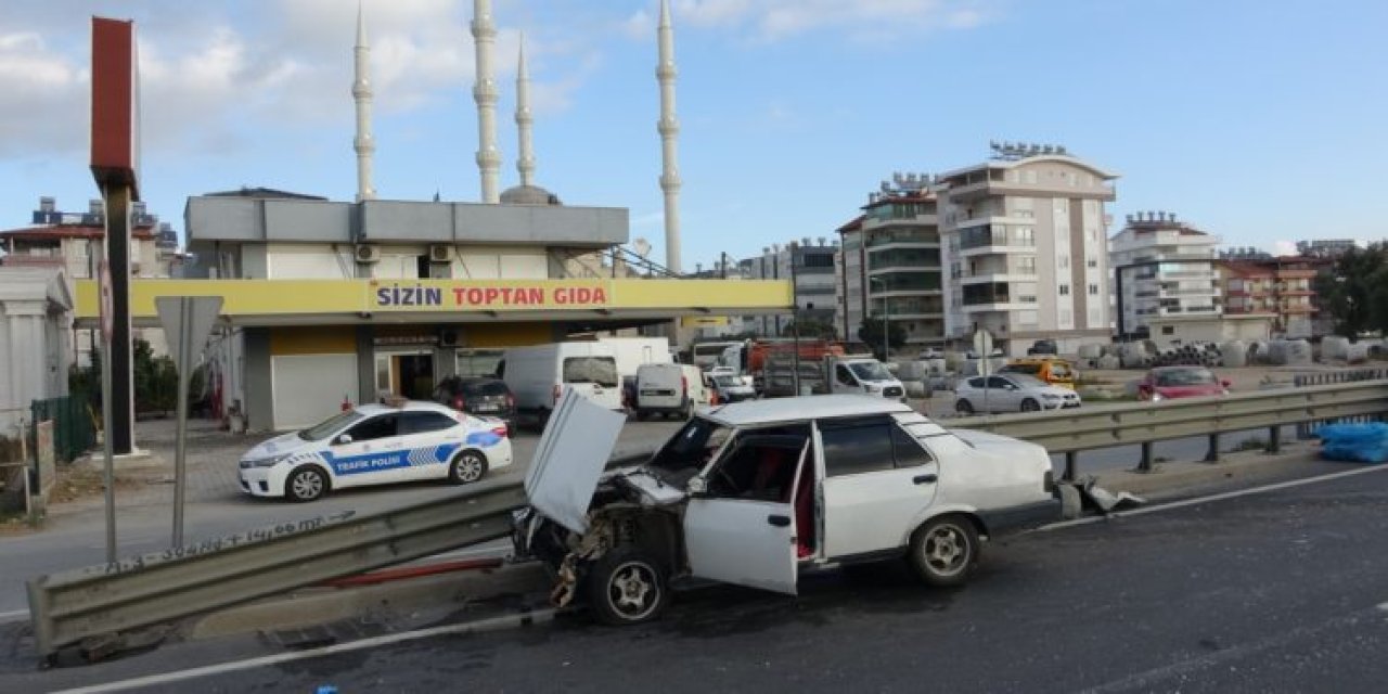 Alanya-Antalya Yolu'nda Trafik Kazası: Otomobil Bariyere Çarptı, Sürücü Yaralandı