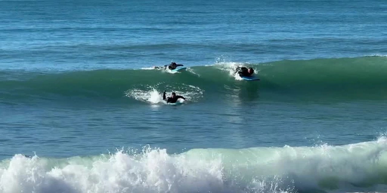 Alanya'da 2 metrelik dalgalara meydan okuyan sörfçüler