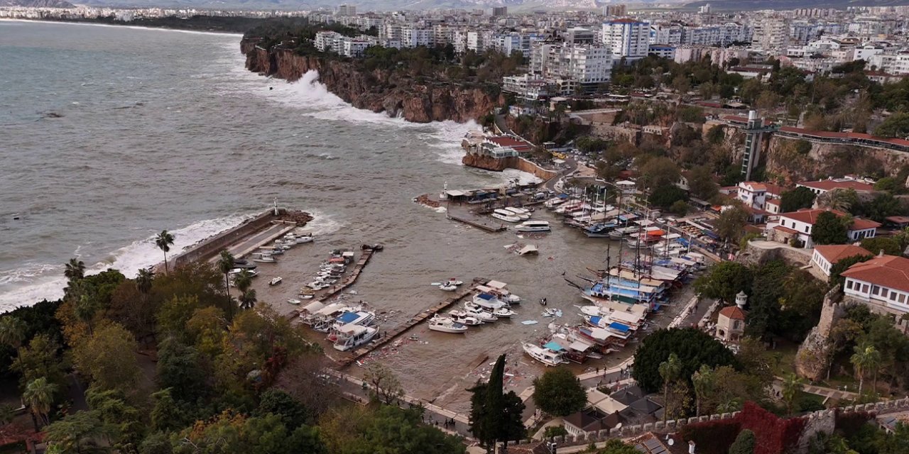 Antalya'da fırtına dehşeti! Balıkçı tekneleri ve turistik tekne battı