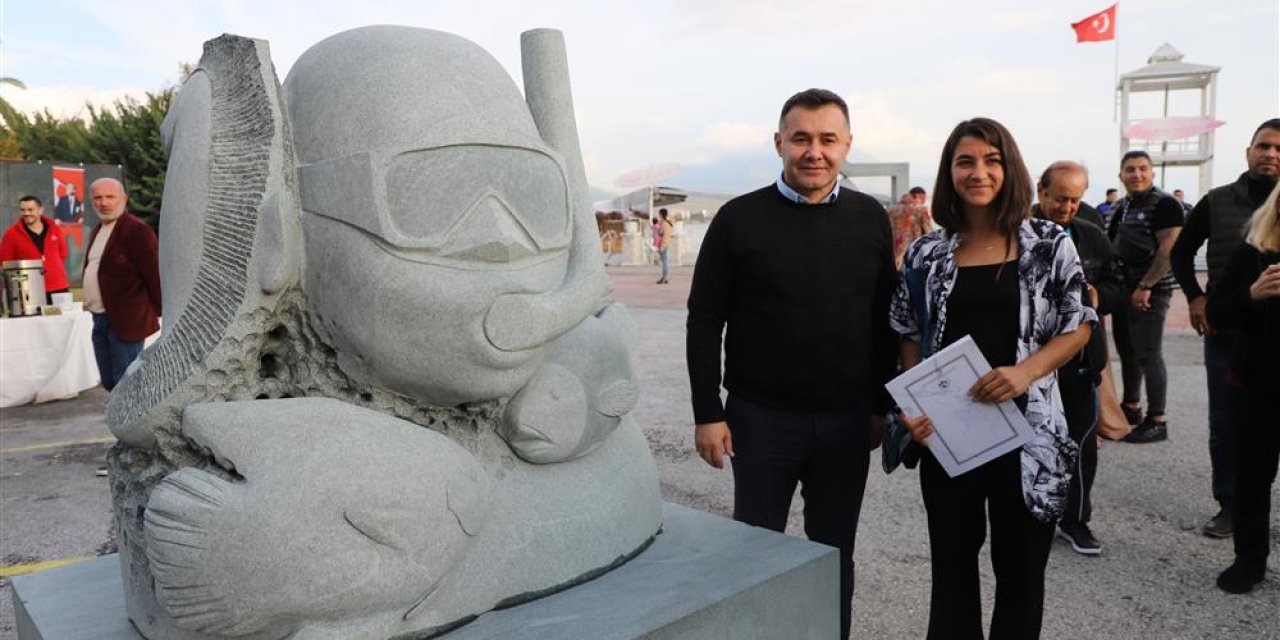 Alanya'da spor temalı taş heykeller hayat buldu