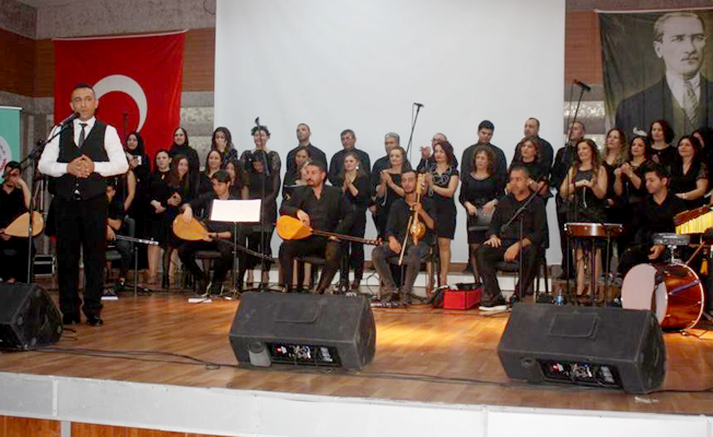 Öğretmenler korosundan meslektaşlarına konser