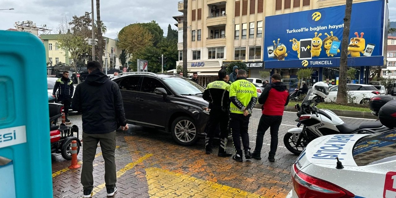 Alanya'da polis plaka değişikliğini fark etti! Rus sürücü cezadan kaçamadı
