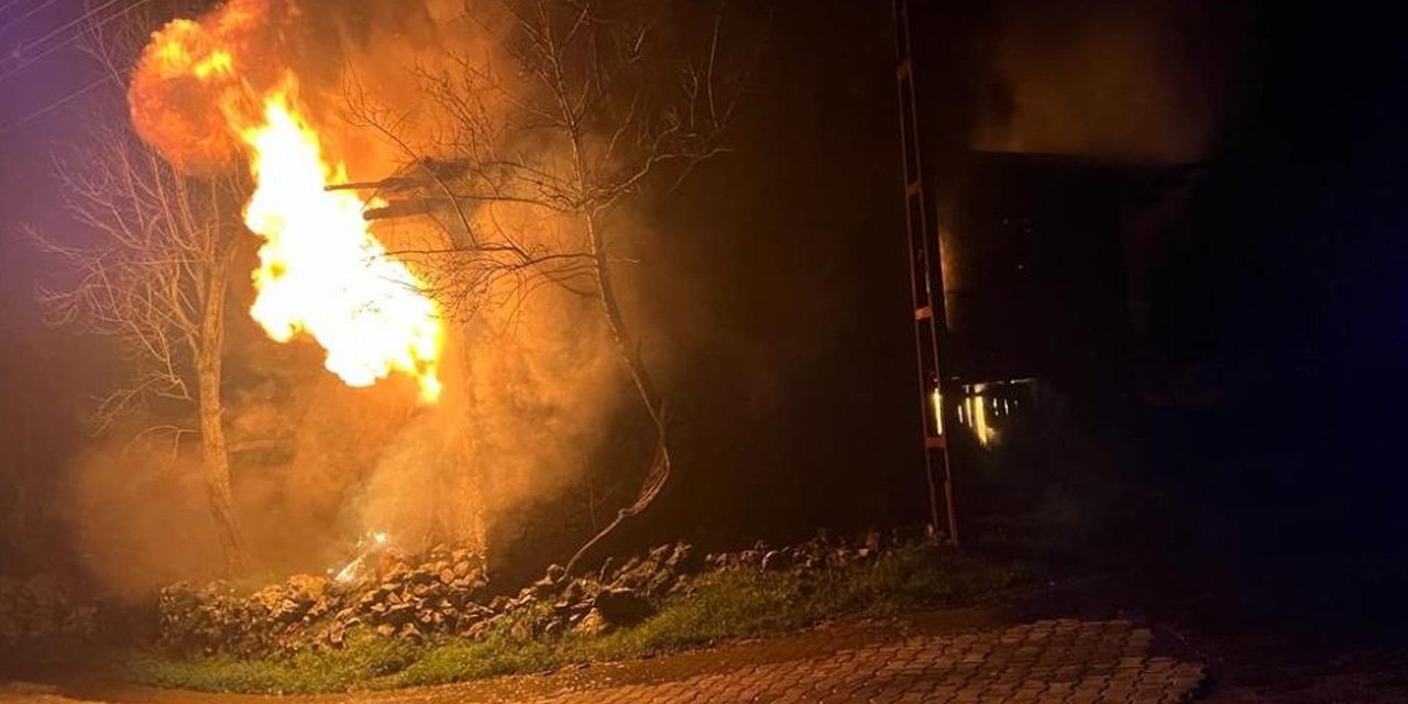 Alanya'da 2 katlı ev alev alev yandı! Binada hasar oluştu