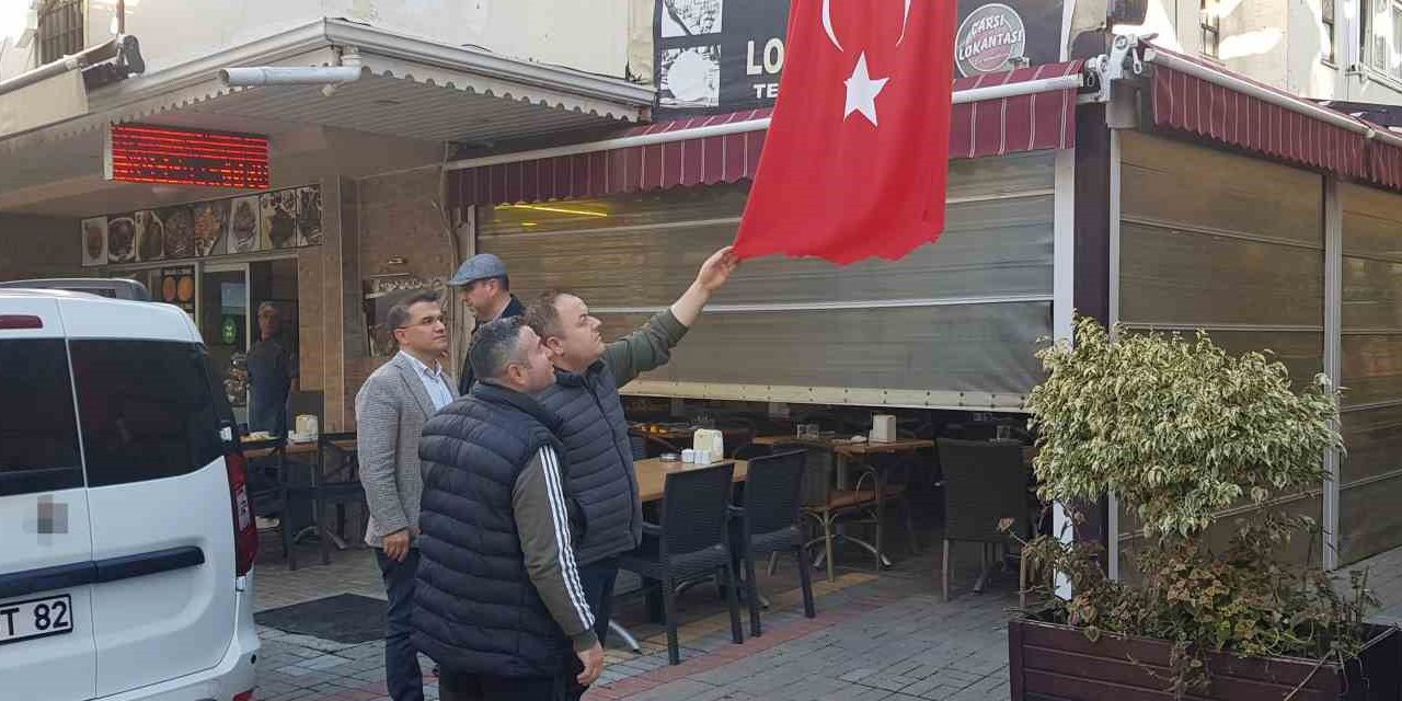 Alanya'da Türk bayrağını kesip kaçan şahıs, polis operasyonuyla yakalandı!