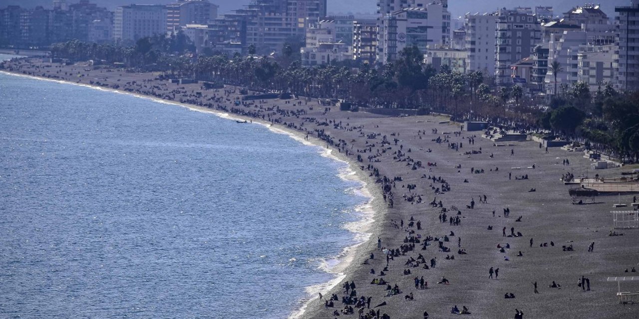 Türkiye donarken Antalya sahillerinde denize girildi