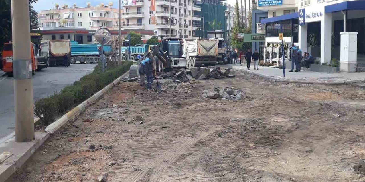 Alanya'da yol bakım çalışmaları sürüyor! Başkent hastanesi kavşağı asfaltlanıyor