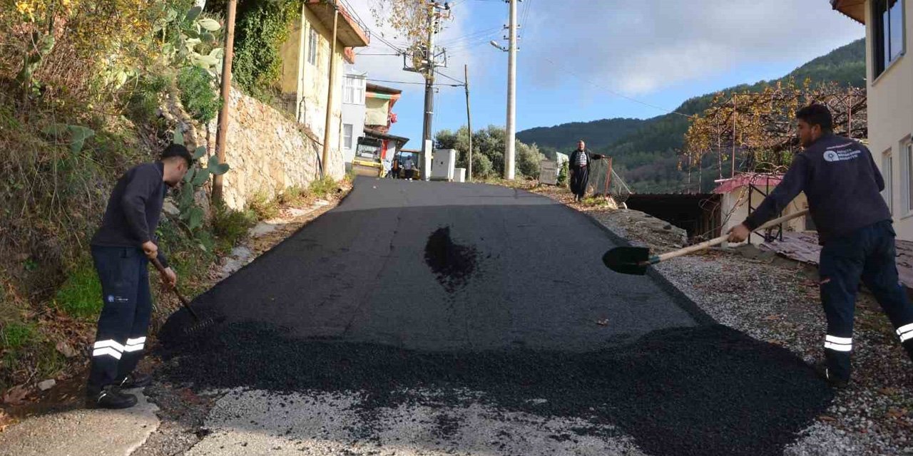 Antalya Büyükşehir Belediyesi'nden Alanya mahallesine sıcak asfalt!