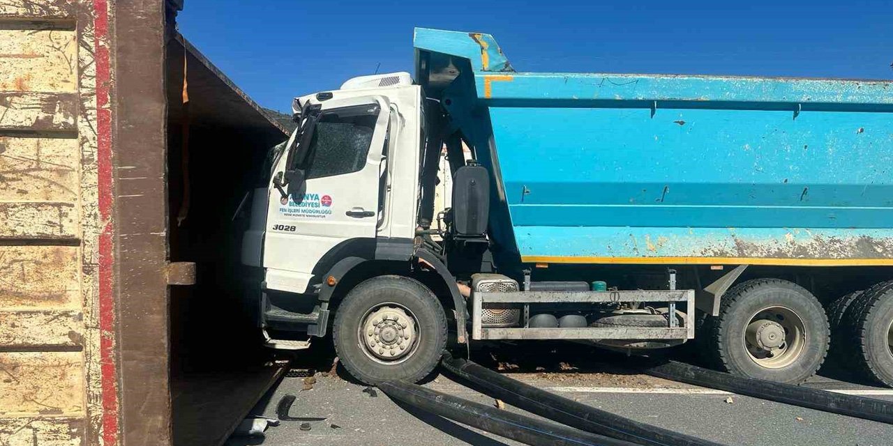 Alanya'da trafik kazası! İki kamyonun çarpışması sonucu 2 sürücü yaralandı