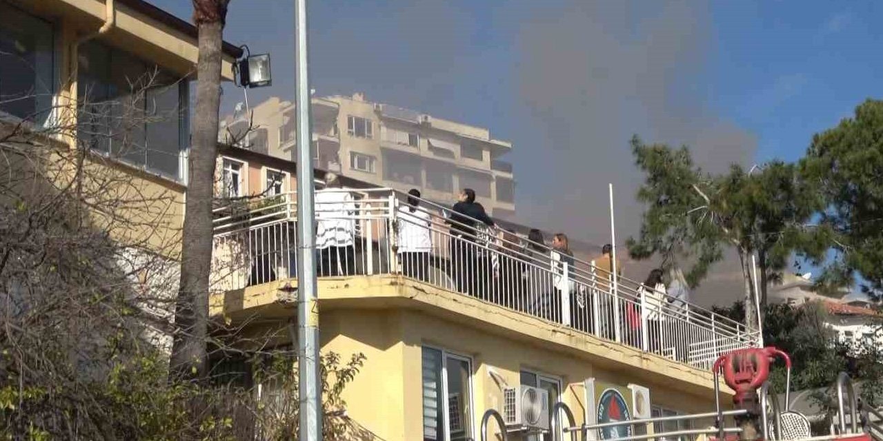 Alanya'da korkutan yangın! Özel okulda maddi hasar meydana geldi