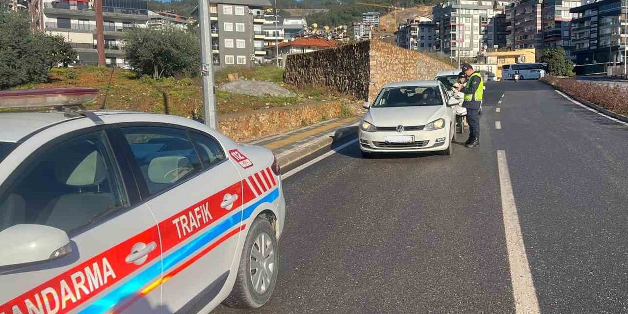 Alanya'da trafik uygulaması! 10 araç trafikten men edildi
