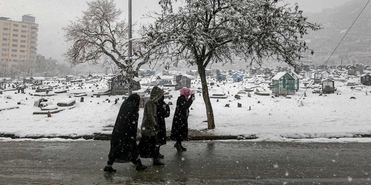 Afganistan'da soğuk hava ve kar yağışı nedeniyle 60 kişi hayatını kaybetti