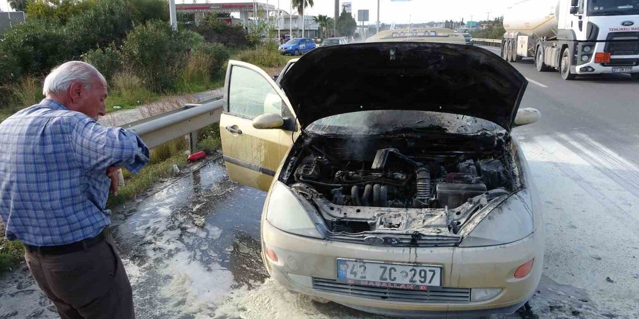 Seyir halinde yanan otomobil panikletti