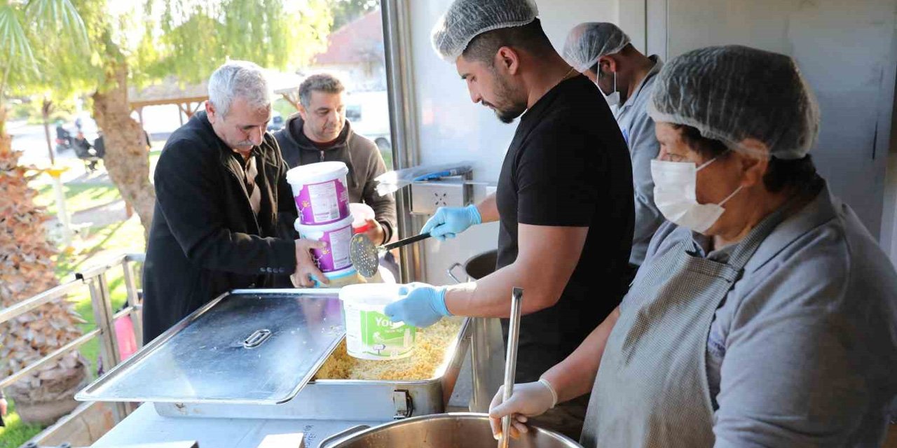 BŞB'den mahallelerde Mobil Aşevi Tırı! İftar yemeği dağıtımı devam ediyor