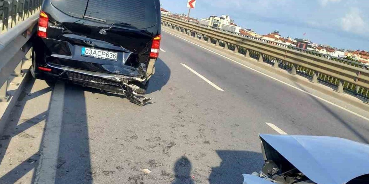 Alanya-Antalya Karayolunda zincirleme kaza! 2 kişi yaralı