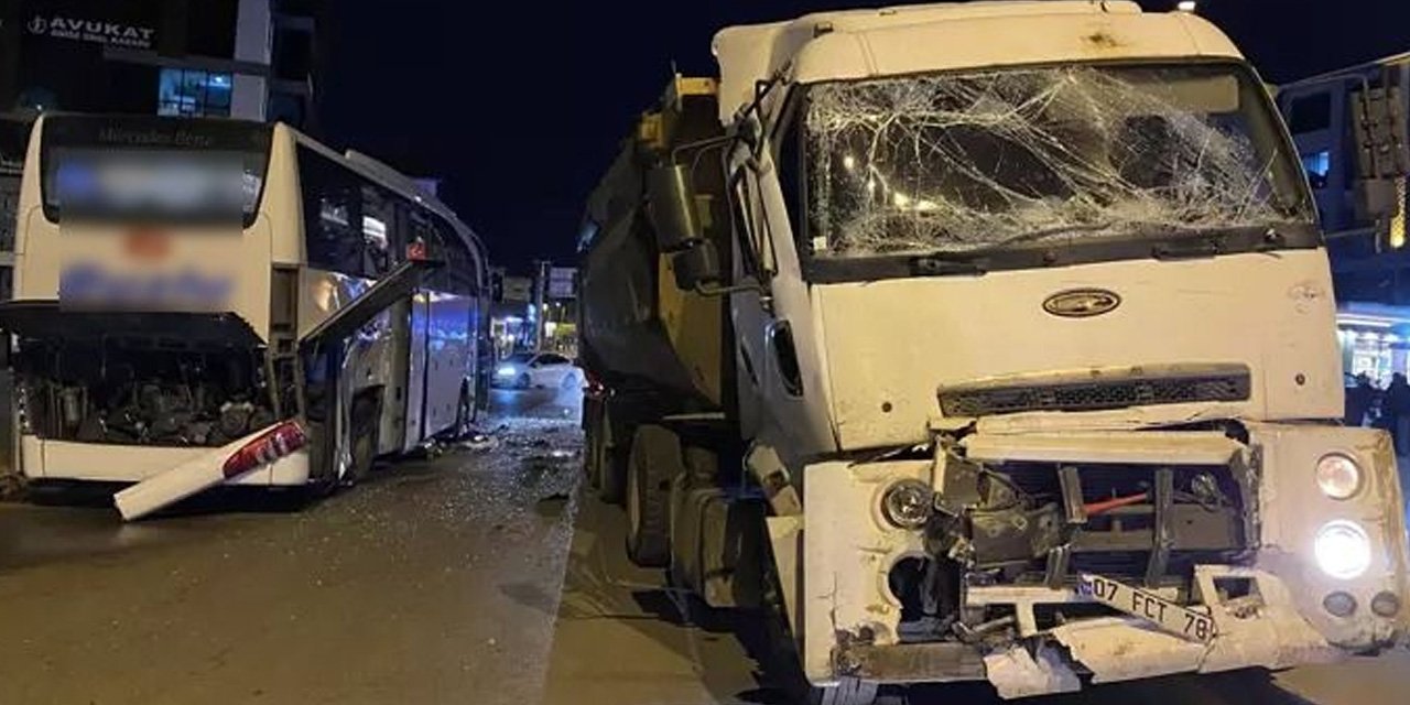 Alanya'da feci kaza! Yolcu otobüsüyle kamyon çarpıştı