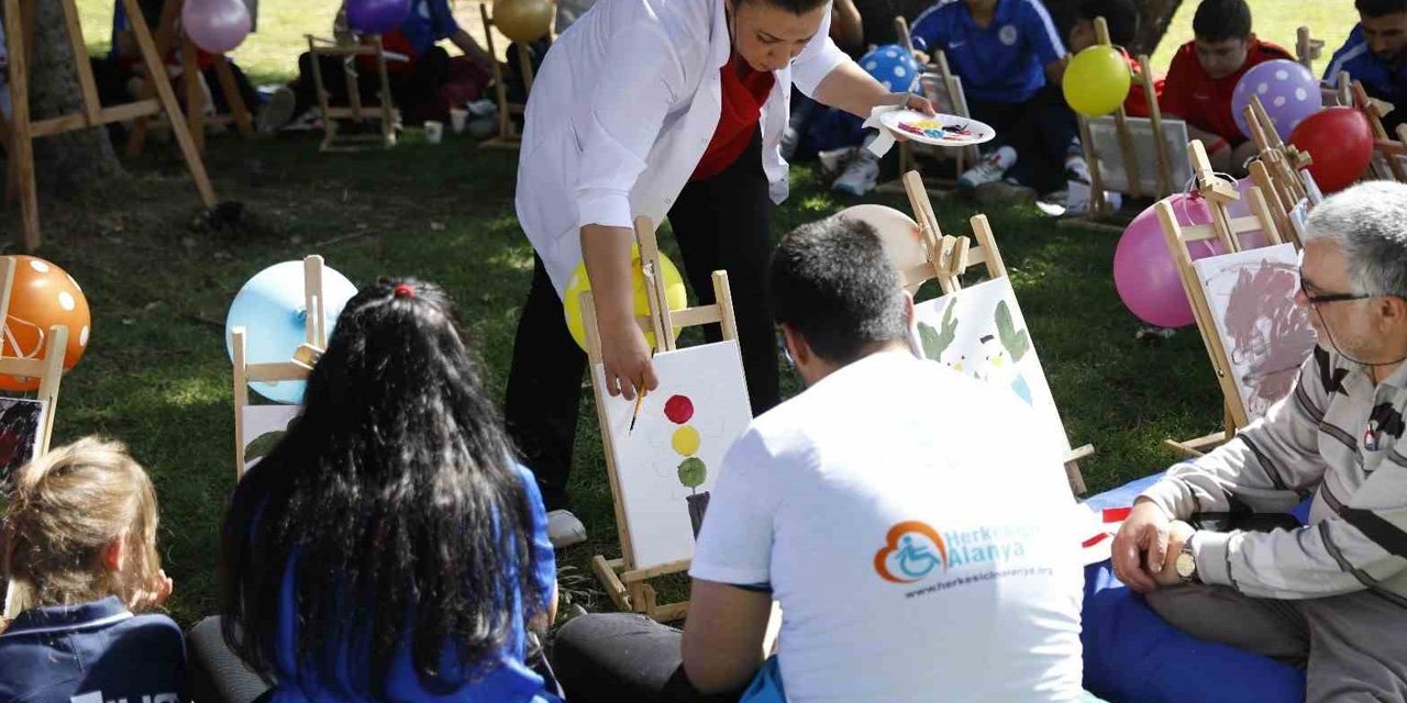 Alanya'da Otizm Farkındalık Günü'nde boyama şenliği