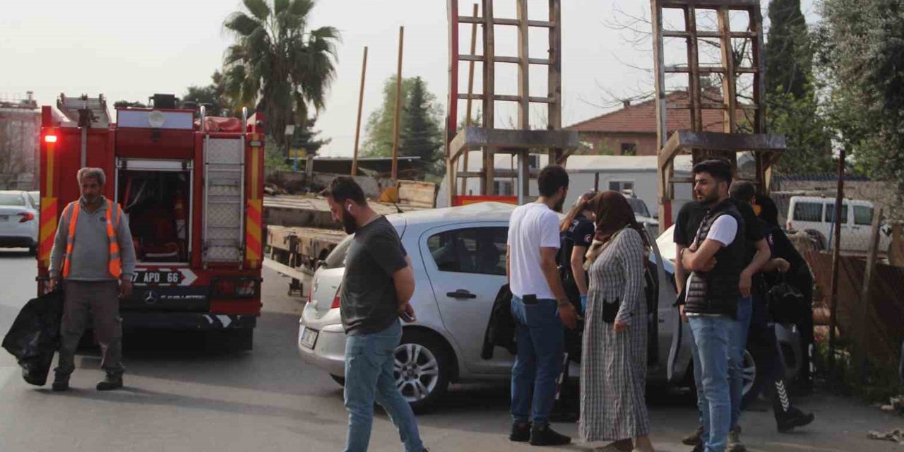 Antalya'da korkutan kaza! Park halindeki taşıyıcıya çarptı