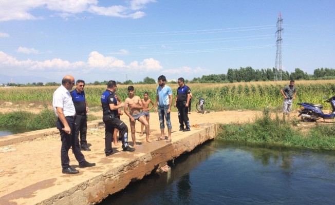 Polis sulama kanallarına giren çocukları tek tek uyardı
