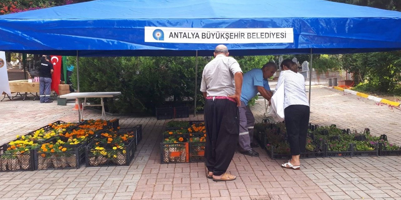 Antalya Büyükşehir Belediyesi'nden mezarlık ziyareti mesaisi