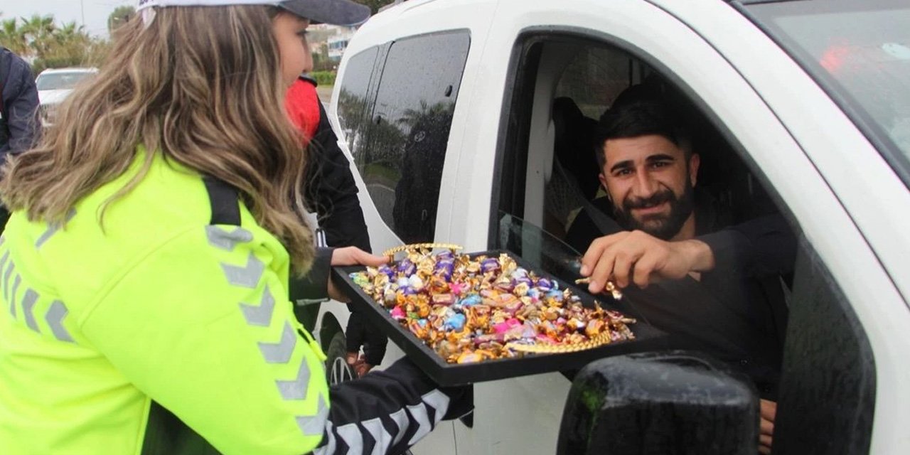 Alanya'da ekiplerden vatandaşa tatlı jesti