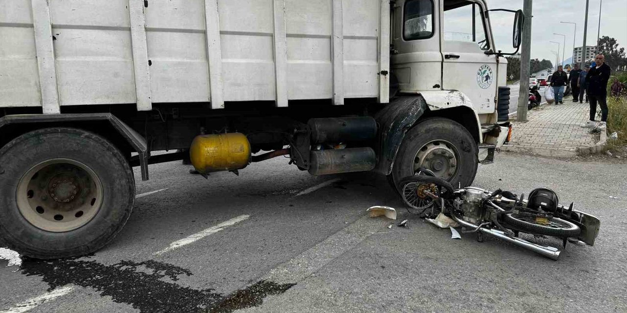 Antalya'da feci kaza! Motosiklet ile çöp kamyonunu çarpıştı
