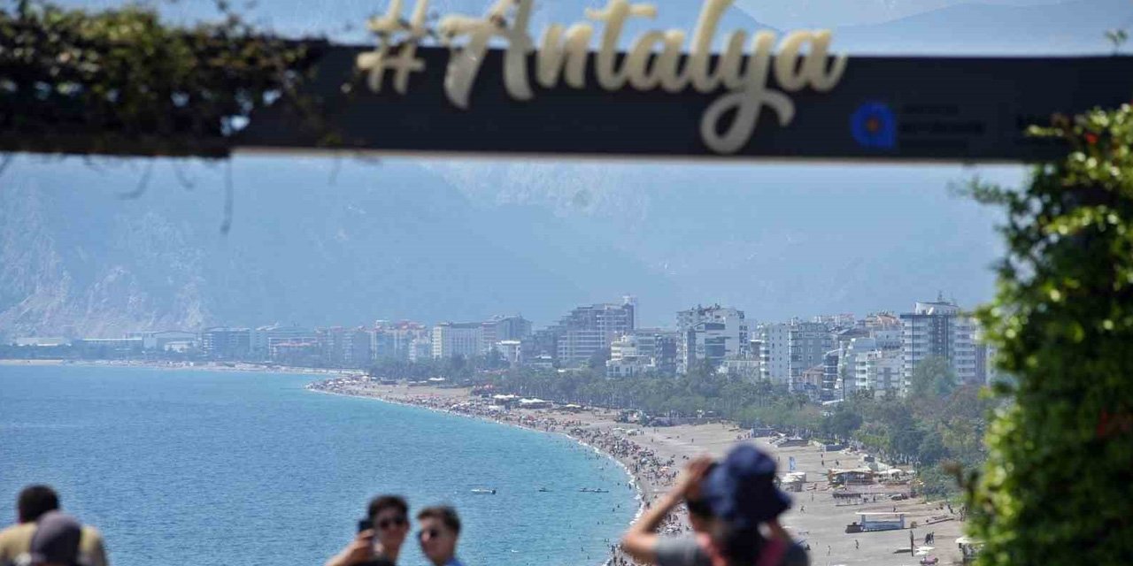 Antalya'da hava sıcaklığı düşse de fark etmiyor