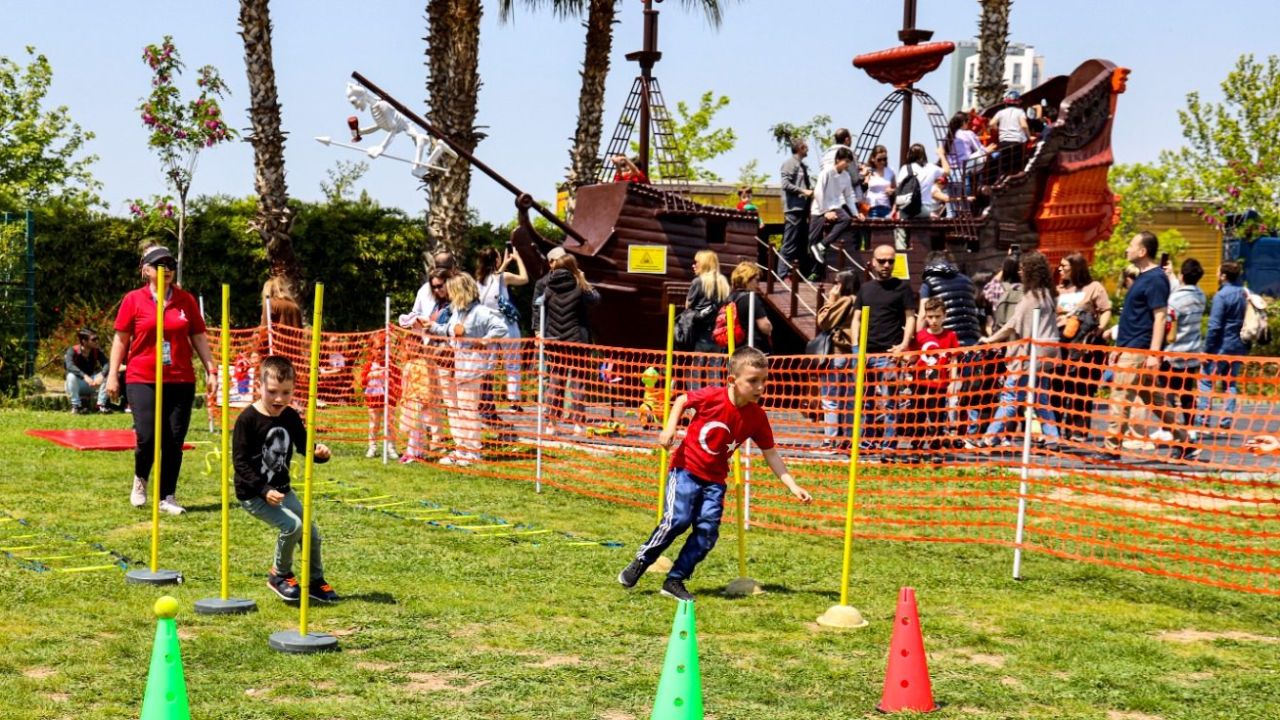 Karşıyaka'da 23 Nisan Ulusal Egemenlik ve Çocuk Bayramı Coşkuyla Kutlandı
