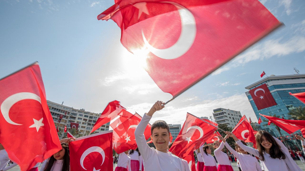 İzmir'de 23 Nisan Ulusal Egemenlik ve Çocuk Bayramı Coşkusu Şehri Sarmaya Hazırlanıyor