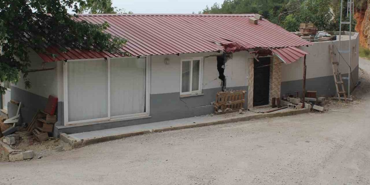 Alanya'da freni boşalan safari aracı evin duvarına çarptı