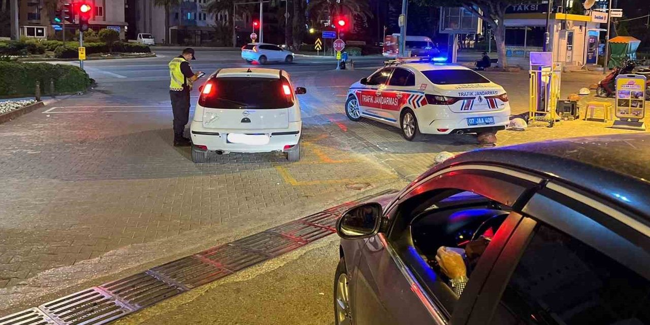 Alanya'da trafik denetimi! Yüzlerce araca ceza yağdı
