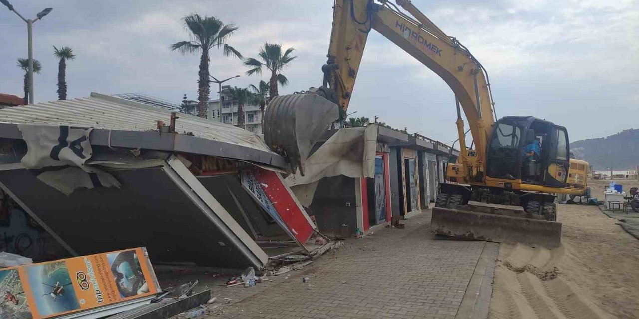 Alanya sahilindeki kaçak yapılar ekipler tarafından yıkıldı