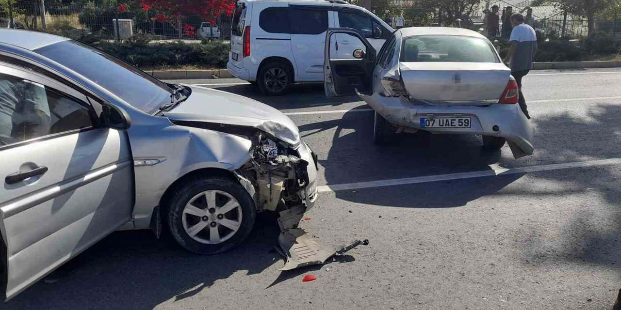 Zincirleme trafik kazası: Motosikletten düşen sürücü yola savruldu