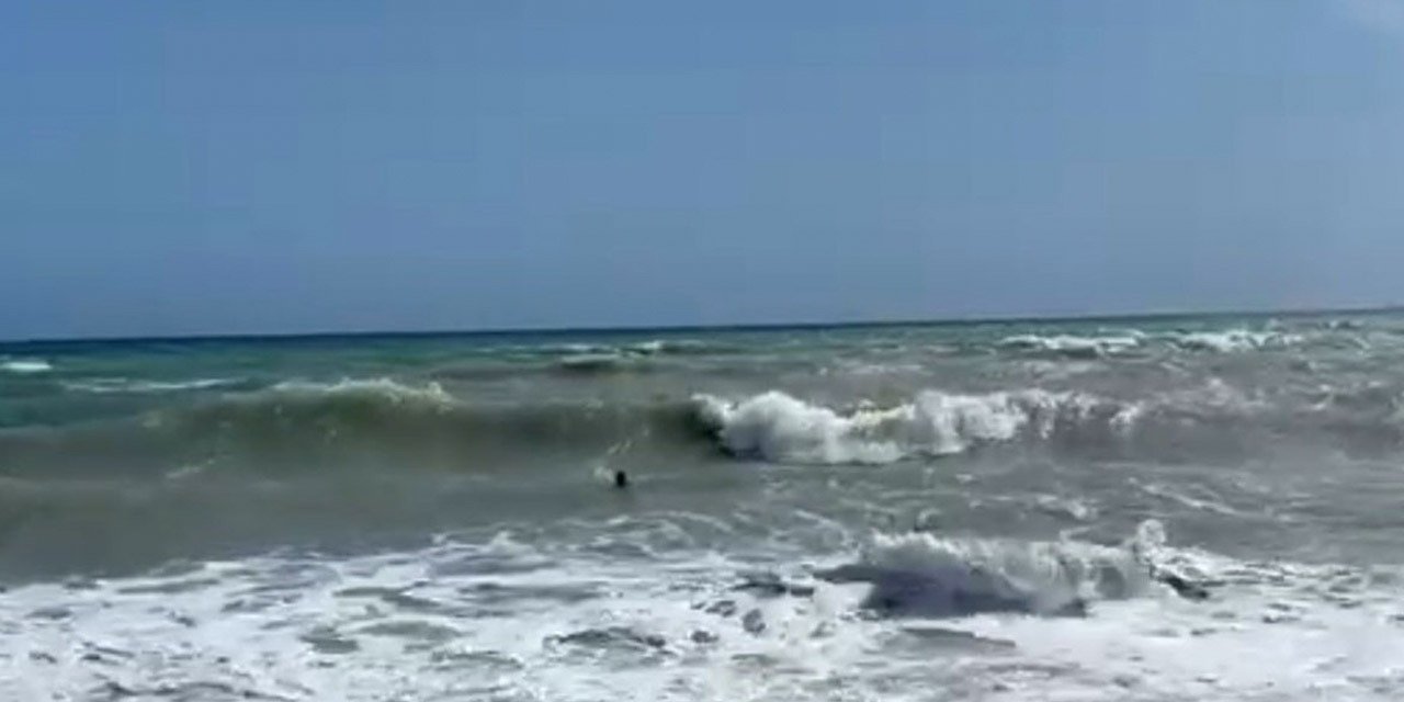 Antalya'da denizde mahsur kalan kişi, dev dalgaların yardımıyla sahile ulaştı